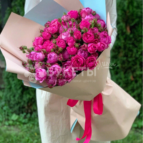 Букет из 19 кустовых пионовидных малиновых роз
