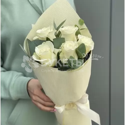 Букет из 5 белых роз (Эквадор) и эвкалипта
