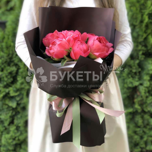 Букет из 7 коралловых пионов