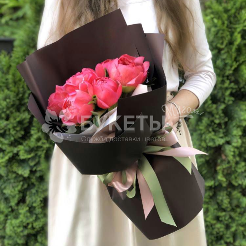 Букет из 7 коралловых пионов
