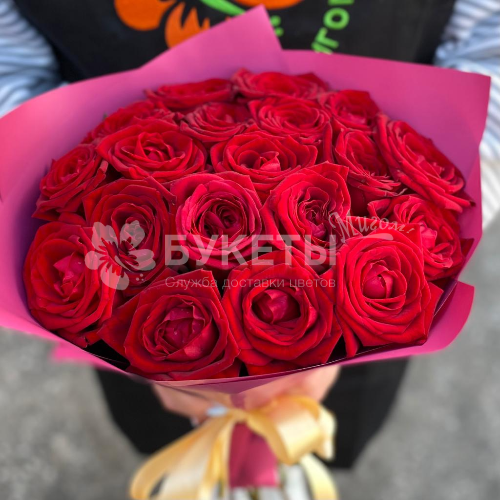 Букет из 19 красных роз "Ред Наоми" 40 см