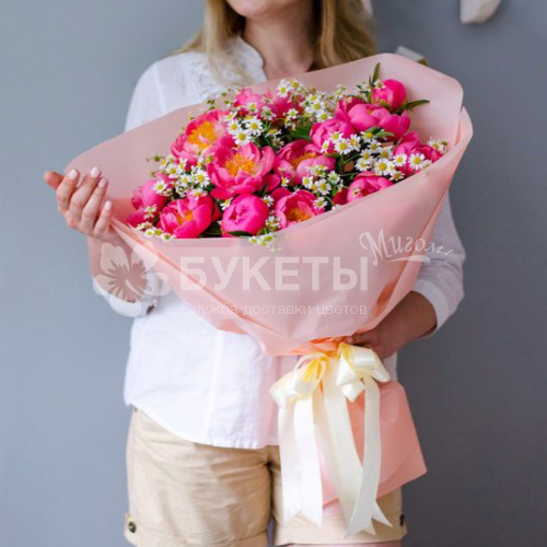 Букет с коралловыми пионами и ромашкой