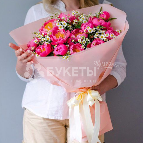 Букет с коралловыми пионами и ромашкой